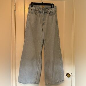 Abercrombie and Fitch Light Wash Jeans. Size 27